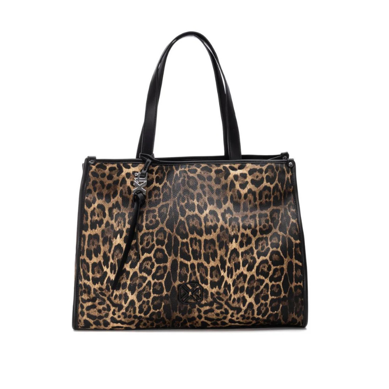 Elegante e ousada, esta carteira de ombro com padrão animal print é perfeita para mulheres que gostam de destacar o seu estilo.
O design estruturado garante praticidade no dia a dia, oferecendo espaço generoso para transportar todos os essenciais, sem perder o charme.
