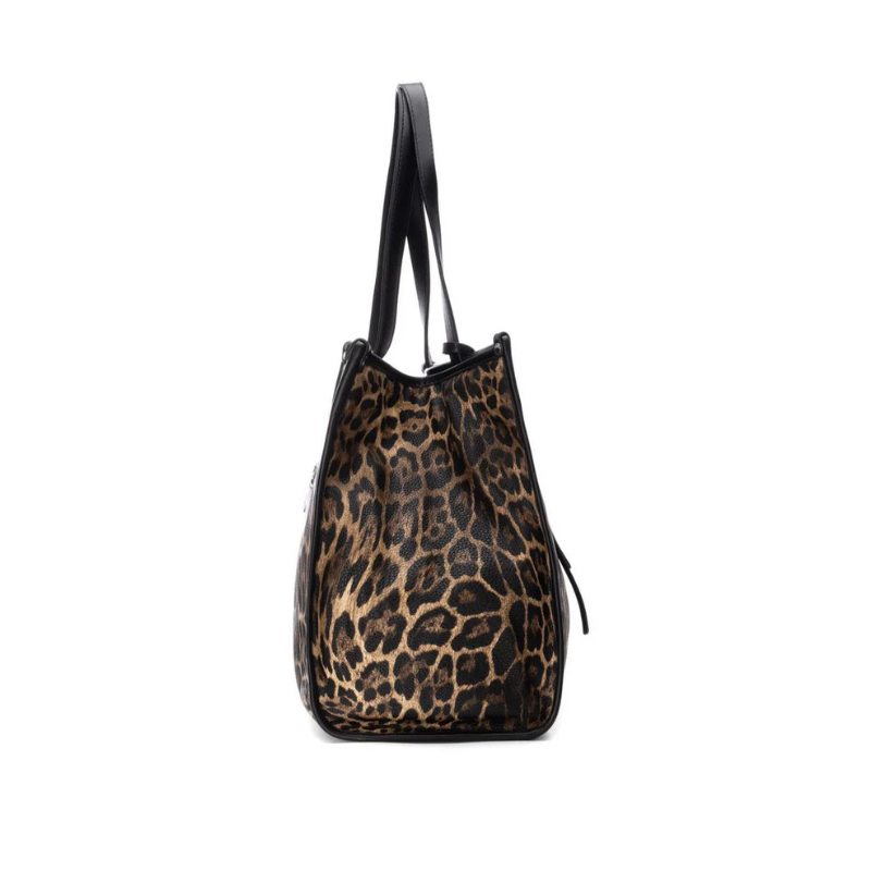 Elegante e ousada, esta carteira de ombro com padrão animal print é perfeita para mulheres que gostam de destacar o seu estilo.
O design estruturado garante praticidade no dia a dia, oferecendo espaço generoso para transportar todos os essenciais, sem perder o charme.