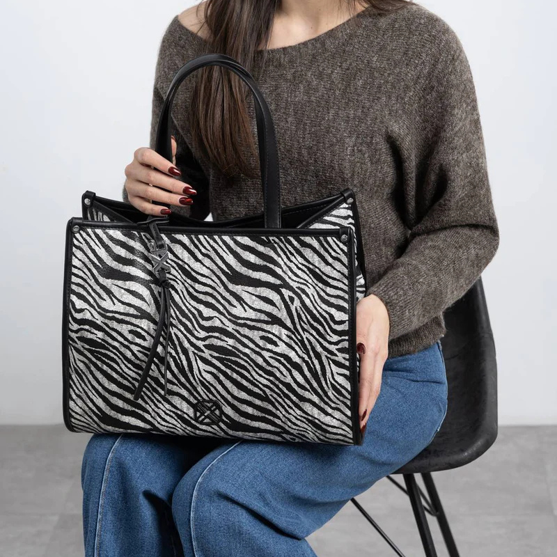 Elegante e ousada, esta carteira de ombro com padrão animal print é perfeita para mulheres que gostam de destacar o seu estilo.
O design estruturado garante praticidade no dia a dia, oferecendo espaço generoso para transportar todos os essenciais, sem perder o charme.