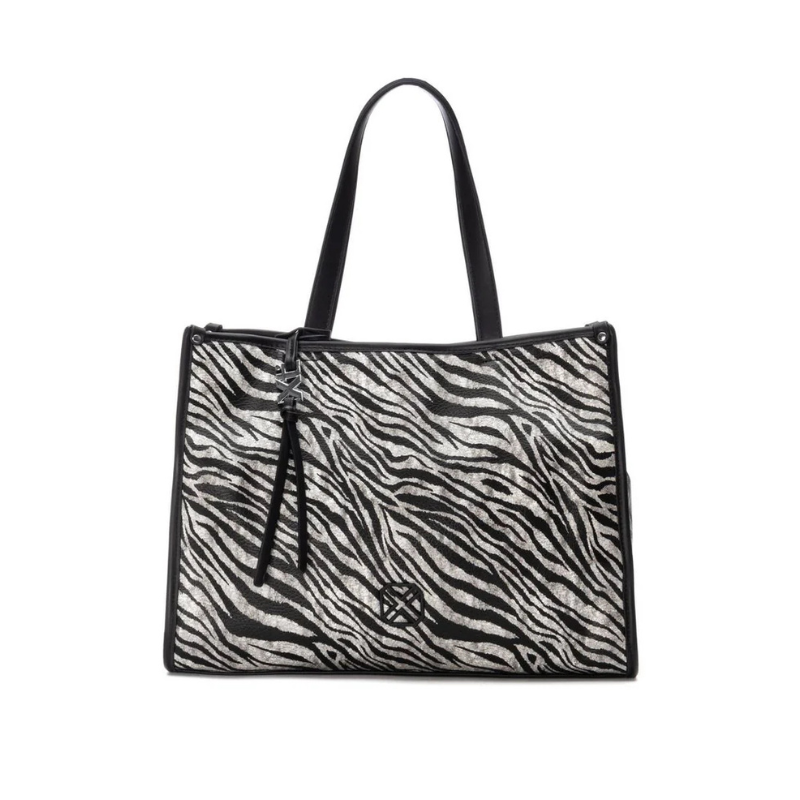 Elegante e ousada, esta carteira de ombro com padrão animal print é perfeita para mulheres que gostam de destacar o seu estilo.
O design estruturado garante praticidade no dia a dia, oferecendo espaço generoso para transportar todos os essenciais, sem perder o charme.