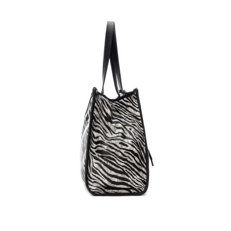 Elegante e ousada, esta carteira de ombro com padrão animal print é perfeita para mulheres que gostam de destacar o seu estilo.
O design estruturado garante praticidade no dia a dia, oferecendo espaço generoso para transportar todos os essenciais, sem perder o charme.