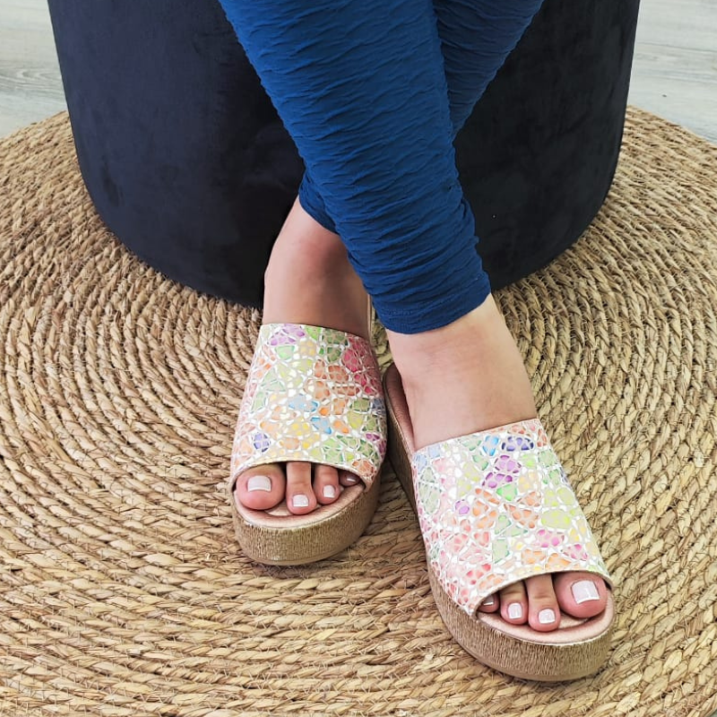 Confortável e elegante, o chinelo de cunha proporciona altura e elegância, enquanto a pele confere durabilidade e estilo ao chinelo. A tira larga na parte superior do pé, proporciona sustentação e segurança ao caminhar. Este chinelo de cunha é uma opção sofisticada e confortável para quem procura um calçado versátil. Pode ser usado em diversas ocasiões, tanto durante o dia quanto à noite. Combina bem com looks casuais, como vestidos soltos, calções, saias e calças de ganga. Made in Portugal