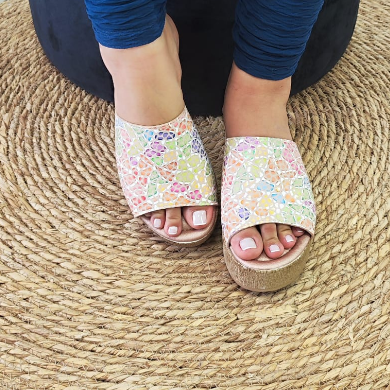 Confortável e elegante, o chinelo de cunha proporciona altura e elegância, enquanto a pele confere durabilidade e estilo ao chinelo. A tira larga na parte superior do pé, proporciona sustentação e segurança ao caminhar. Este chinelo de cunha é uma opção sofisticada e confortável para quem procura um calçado versátil. Pode ser usado em diversas ocasiões, tanto durante o dia quanto à noite. Combina bem com looks casuais, como vestidos soltos, calções, saias e calças de ganga. Made in Portugal