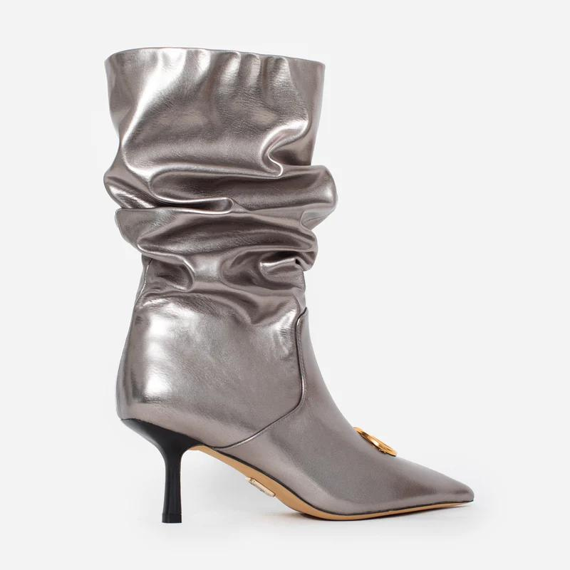A Bota Astra combina estilo e elegância. O cano enrugado proporciona uma textura interessante e uma aparência descontraída, adicionando um toque de sofisticação aos seus looks. A palmilha acolchoada e forro suave garantem um ajuste agradável durante a sua caminhada.