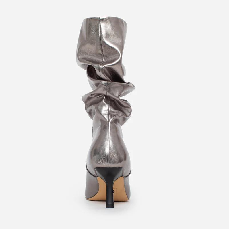 A Bota Astra combina estilo e elegância. O cano enrugado proporciona uma textura interessante e uma aparência descontraída, adicionando um toque de sofisticação aos seus looks. A palmilha acolchoada e forro suave garantem um ajuste agradável durante a sua caminhada.