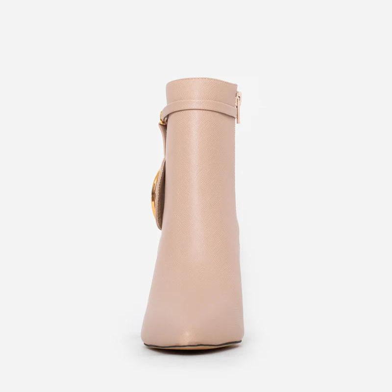 Este botim de salto alto fino com aplicação metálica CF é uma escolha elegante e intemporal para quem procura um botim que combine moda e sofisticação. A combinação de elementos clássicos com a aplicação metálica adiciona um toque de exclusividade e personalização ao design. É uma opção versátil que pode elevar qualquer look e fazê-la destacar-se com estilo.