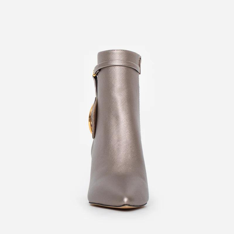 Este botim de salto alto fino com aplicação metálica CF é uma escolha elegante e intemporal para quem procura um botim que combine moda e sofisticação. A combinação de elementos clássicos com a aplicação metálica adiciona um toque de exclusividade e personalização ao design. É uma opção versátil que pode elevar qualquer look e fazê-la destacar-se com estilo.