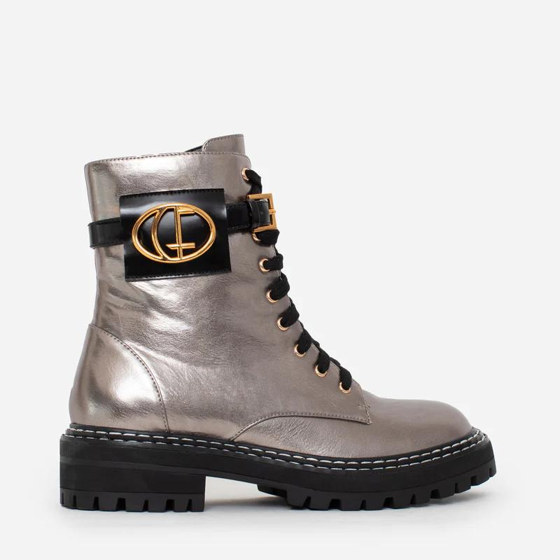 Estas botas estilo militar, são uma escolha elegante para quem procura uma bota que une moda e funcionalidade. A combinação do estilo militar com a cor bronze metalizado torna estas botas exclusivas e estilosas. São ideais para criar looks ousados e urbanos, enquanto proporcionam conforto e durabilidade. O toque distintivo destas botas é o acessório com o branding CF. Este detalhe acrescenta personalidade e exclusividade ao design sendo uma característica de destaque.
