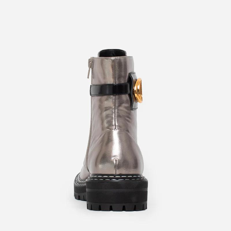 Estas botas estilo militar, são uma escolha elegante para quem procura uma bota que une moda e funcionalidade. A combinação do estilo militar com a cor bronze metalizado torna estas botas exclusivas e estilosas. São ideais para criar looks ousados e urbanos, enquanto proporcionam conforto e durabilidade. O toque distintivo destas botas é o acessório com o branding CF. Este detalhe acrescenta personalidade e exclusividade ao design sendo uma característica de destaque.
