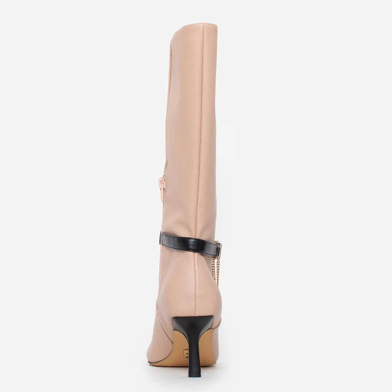 A bota Router combina estilo, sofisticação e contraste de forma única. Combina elementos clássicos com toques modernos, resultando numa bota que é ao mesmo tempo elegante, confortável e estilosa. A combinação de cores e texturas faz dela uma adição valiosa a qualquer guarda-roupa e uma escolha certeira para quem deseja destacar-se. O contraste entre a cor nude e a fivela preta com corrente metálica cria um visual distinto e chique.