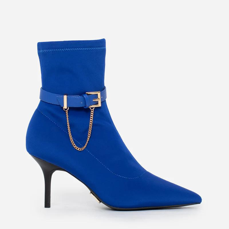 O botim Moma equilibra estilo e conforto. A lycra proporciona flexibilidade e um ajuste personalizado, enquanto a fivela decorativa adiciona um toque de moda ao design. A palmilha almofadada permite maior conforto ao caminhar.