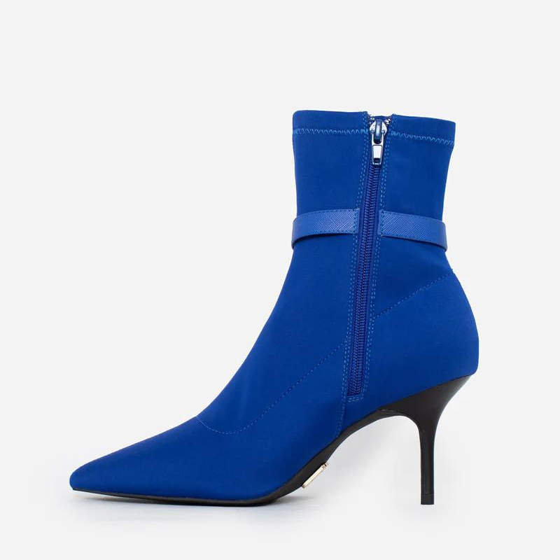 O botim Moma equilibra estilo e conforto. A lycra proporciona flexibilidade e um ajuste personalizado, enquanto a fivela decorativa adiciona um toque de moda ao design. A palmilha almofadada permite maior conforto ao caminhar.