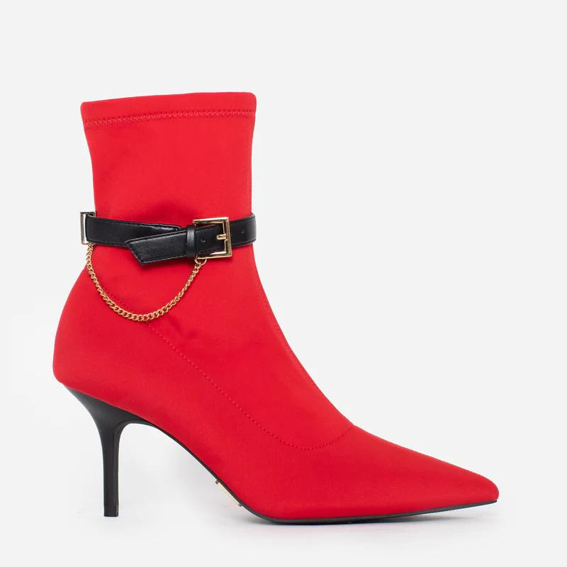 O botim Moma equilibra estilo e conforto. A lycra proporciona flexibilidade e um ajuste personalizado, enquanto a fivela decorativa adiciona um toque de moda ao design. A palmilha almofadada permite maior conforto ao caminhar.