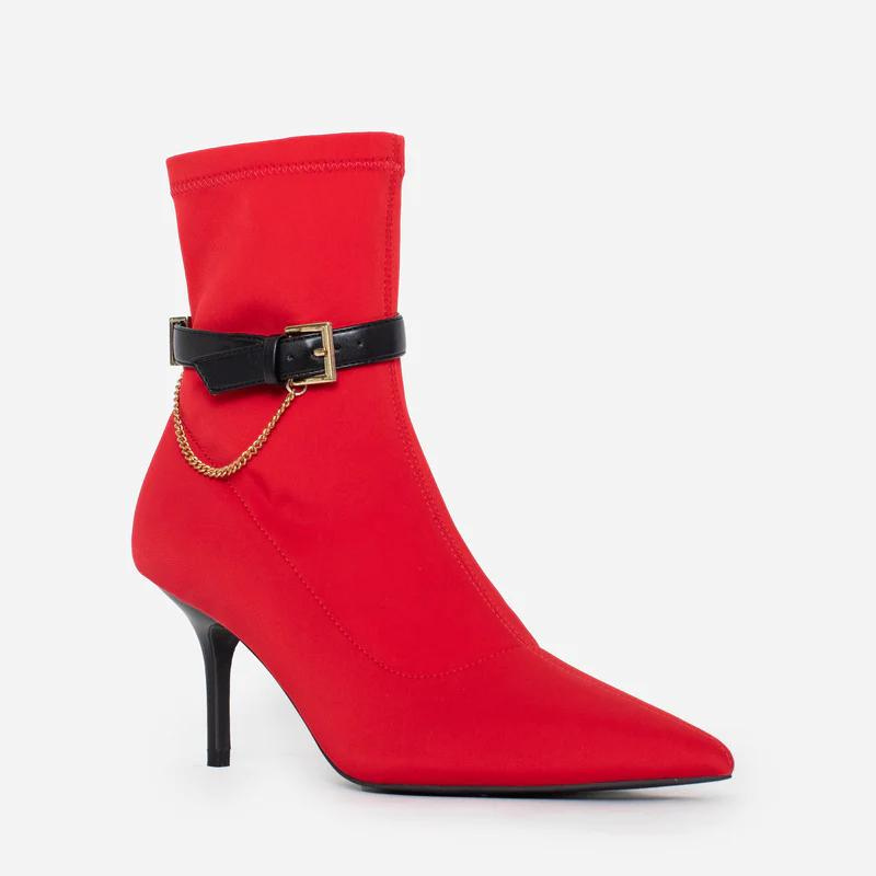 O botim Moma equilibra estilo e conforto. A lycra proporciona flexibilidade e um ajuste personalizado, enquanto a fivela decorativa adiciona um toque de moda ao design. A palmilha almofadada permite maior conforto ao caminhar.