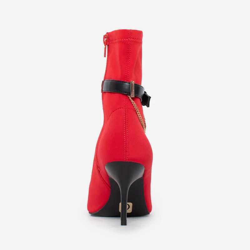 O botim Moma equilibra estilo e conforto. A lycra proporciona flexibilidade e um ajuste personalizado, enquanto a fivela decorativa adiciona um toque de moda ao design. A palmilha almofadada permite maior conforto ao caminhar.