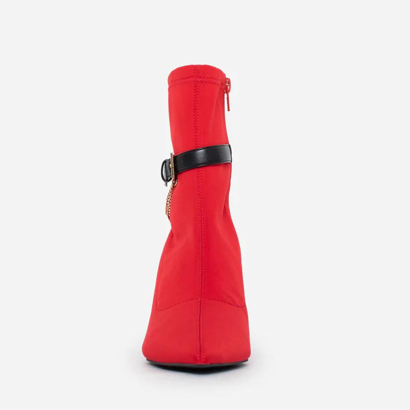 O botim Moma equilibra estilo e conforto. A lycra proporciona flexibilidade e um ajuste personalizado, enquanto a fivela decorativa adiciona um toque de moda ao design. A palmilha almofadada permite maior conforto ao caminhar.
