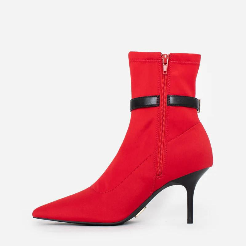 O botim Moma equilibra estilo e conforto. A lycra proporciona flexibilidade e um ajuste personalizado, enquanto a fivela decorativa adiciona um toque de moda ao design. A palmilha almofadada permite maior conforto ao caminhar.
