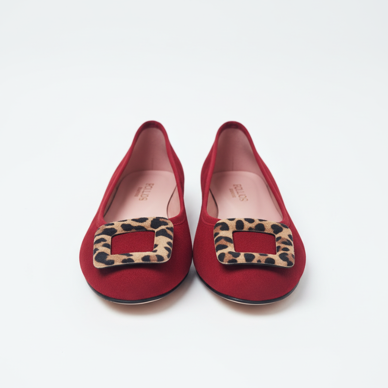 Adicione um toque de ousadia e sofisticação ao seu guarda-roupa com estas deslumbrantes sabrinas em camurça vermelha vibrante.
O destaque vai para a elegante fivela decorativa em padrão leopardo que adorna a parte frontal, criando um contraste perfeito entre o vermelho intenso e o animal print intemporal. Confeccionadas em camurça macia de alta qualidade, estas sabrinas combinam conforto absoluto com um estilo arrojado e contemporâneo.