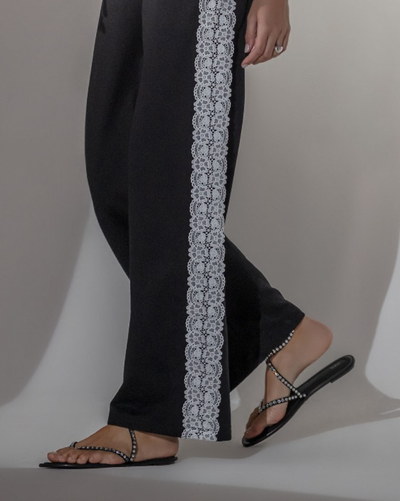 Esta calça preta é sofisticada com detalhe em renda lateral, perfeita para quem gosta de um look elegante e moderno.
Com uma modelagem reta e caimento fluido, proporciona conforto e versatilidade para diversas ocasiões. O toque de renda traz um charme especial, garantindo um visual único e estiloso.