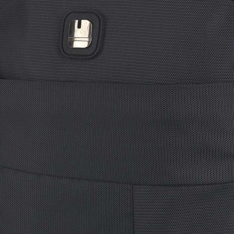 Esta mala em material reciclado oferece a combinação perfeita de funcionalidade, estilo e responsabilidade ambiental. Permite transportar pertences de forma organizada e conveniente, enquanto reduz o uso de recursos naturais e o impacto no meio ambiente. Com alça de ombro ajustável, três compartimentos, com fechos interiores e exteriores e com capacidade de tablet de 8" Ao escolher uma mala de homem em material reciclado, você estará contribuindo para a sustentabilidade do planeta.