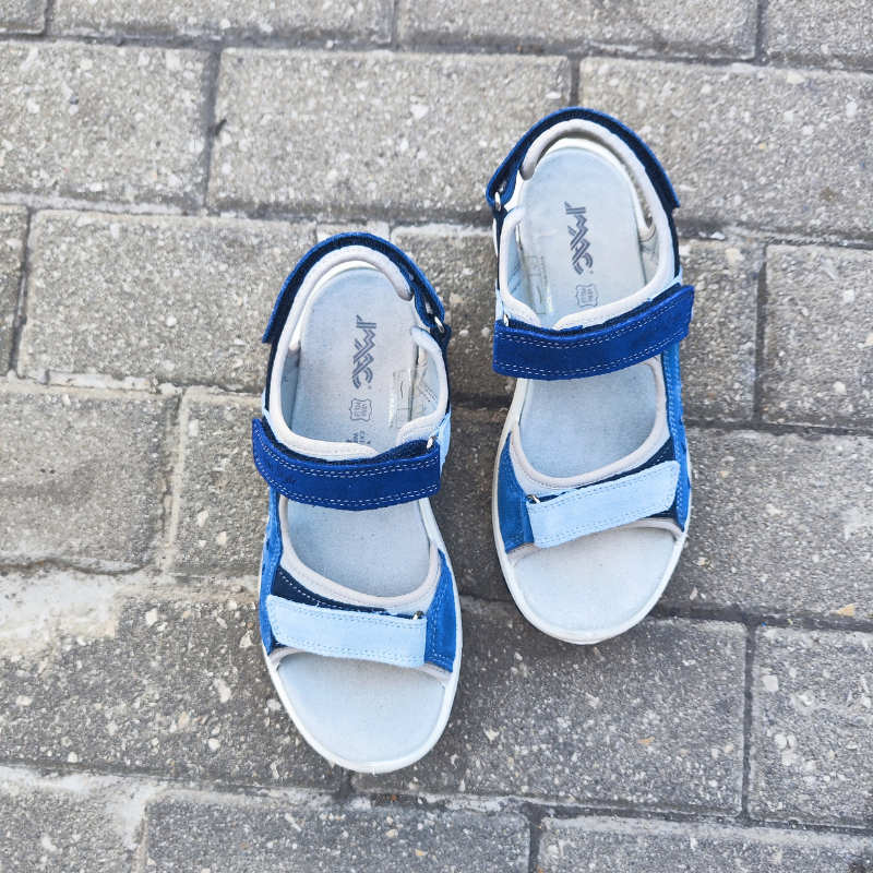 Esta sandália desportiva combina conforto e funcionalidade com um design elegante, é a escolha perfeita para quem quer estar sempre preparada para qualquer aventura, sem comprometer o estilo. As tiras são ajustáveis em velcro para um ajuste personalizado e seguro, já a sola é de borracha antiderrapante com design robusto para maior tração e estabilidade ao caminhar.