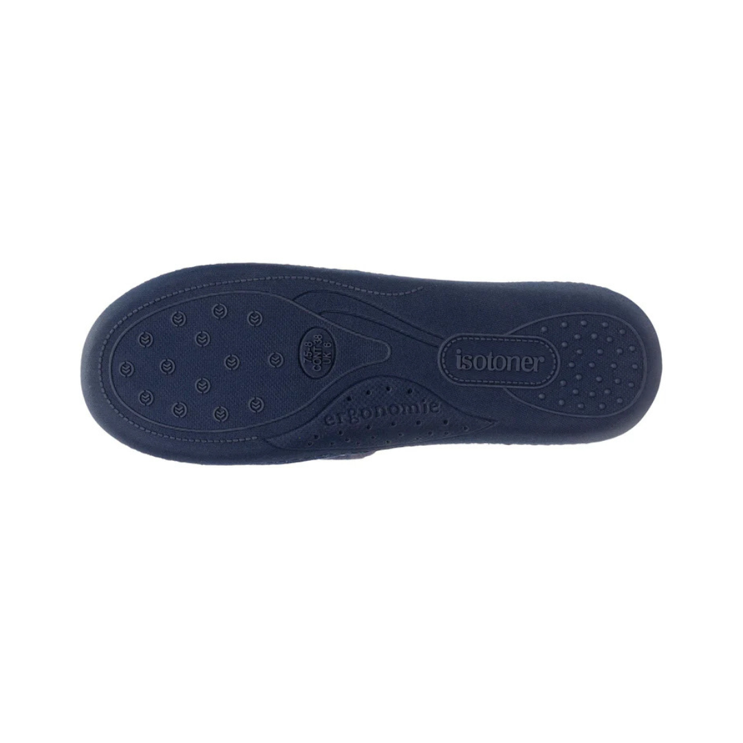 Este confortável chinelo é a escolha ideal para quem procura relaxamento e estilo em casa.
Com um design moderno em azul-escuro e padrão discreto de pequenos quadrados coloridos, oferece um toque de elegância casual. A palmilha acolchoada proporciona um excelente suporte e suavidade ao caminhar, enquanto o material respirável garante frescura e bem-estar durante todo o dia.