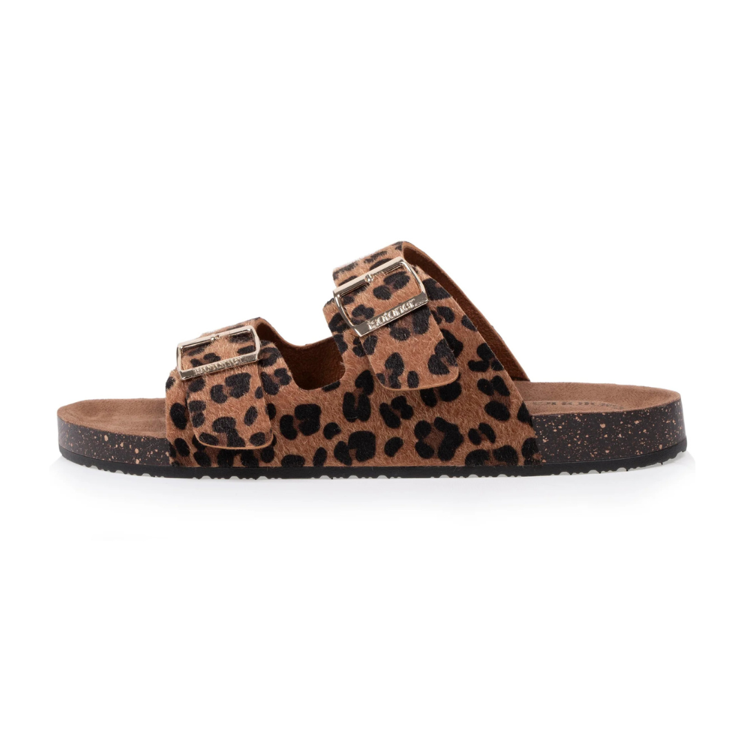 Este chinelo combina conforto e ousadia com um design moderno de padrão leopardo e na cor rosa metalizado.
As tiras duplas ajustáveis com fivelas douradas garantem um ajuste personalizado e seguro, proporcionando elegância e estilo.