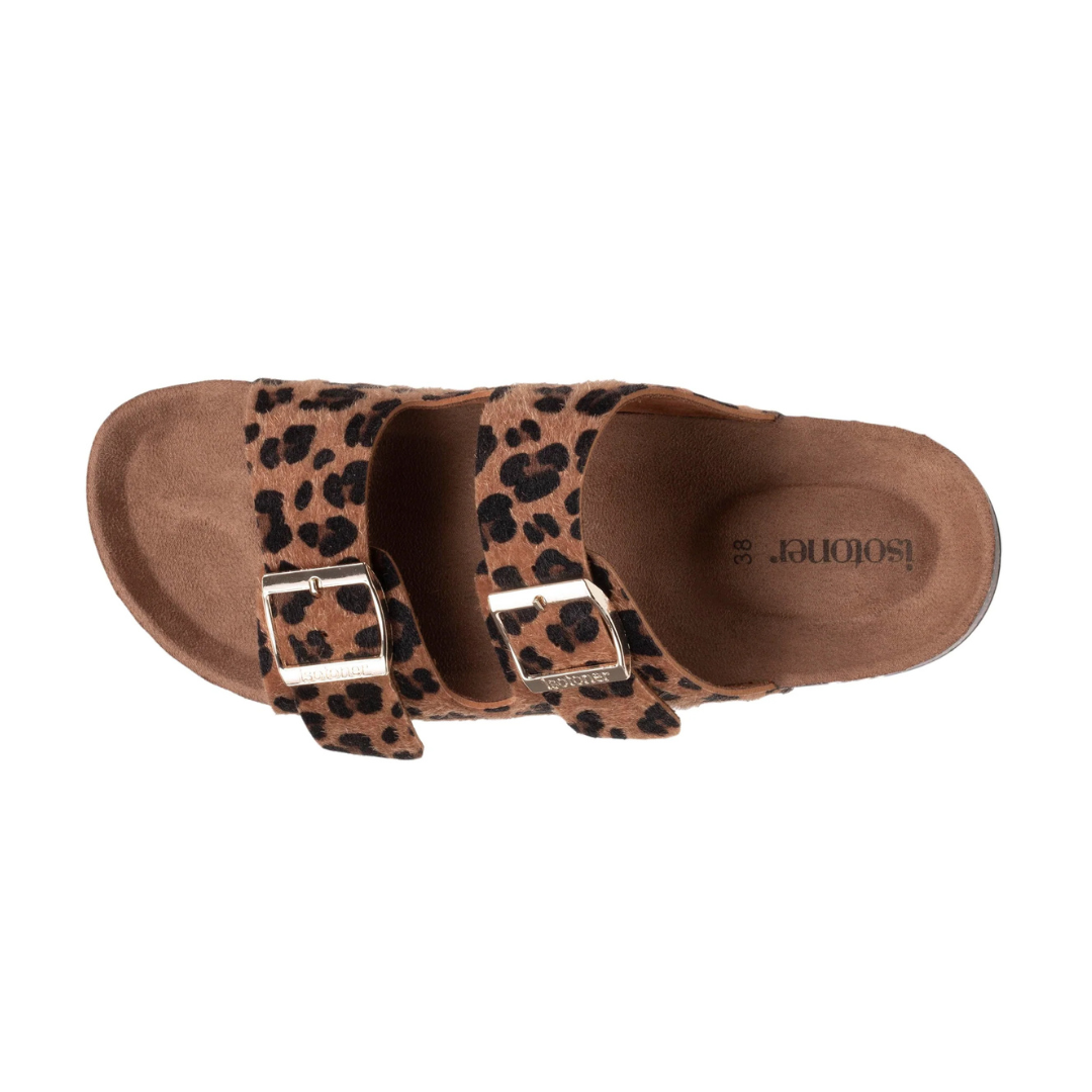 Este chinelo combina conforto e ousadia com um design moderno de padrão leopardo e na cor rosa metalizado.
As tiras duplas ajustáveis com fivelas douradas garantem um ajuste personalizado e seguro, proporcionando elegância e estilo.