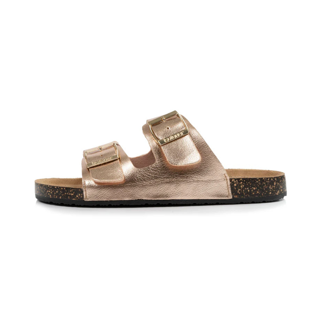 Este chinelo combina conforto e ousadia com um design moderno de padrão leopardo e na cor rosa metalizado.
As tiras duplas ajustáveis com fivelas douradas garantem um ajuste personalizado e seguro, proporcionando elegância e estilo.