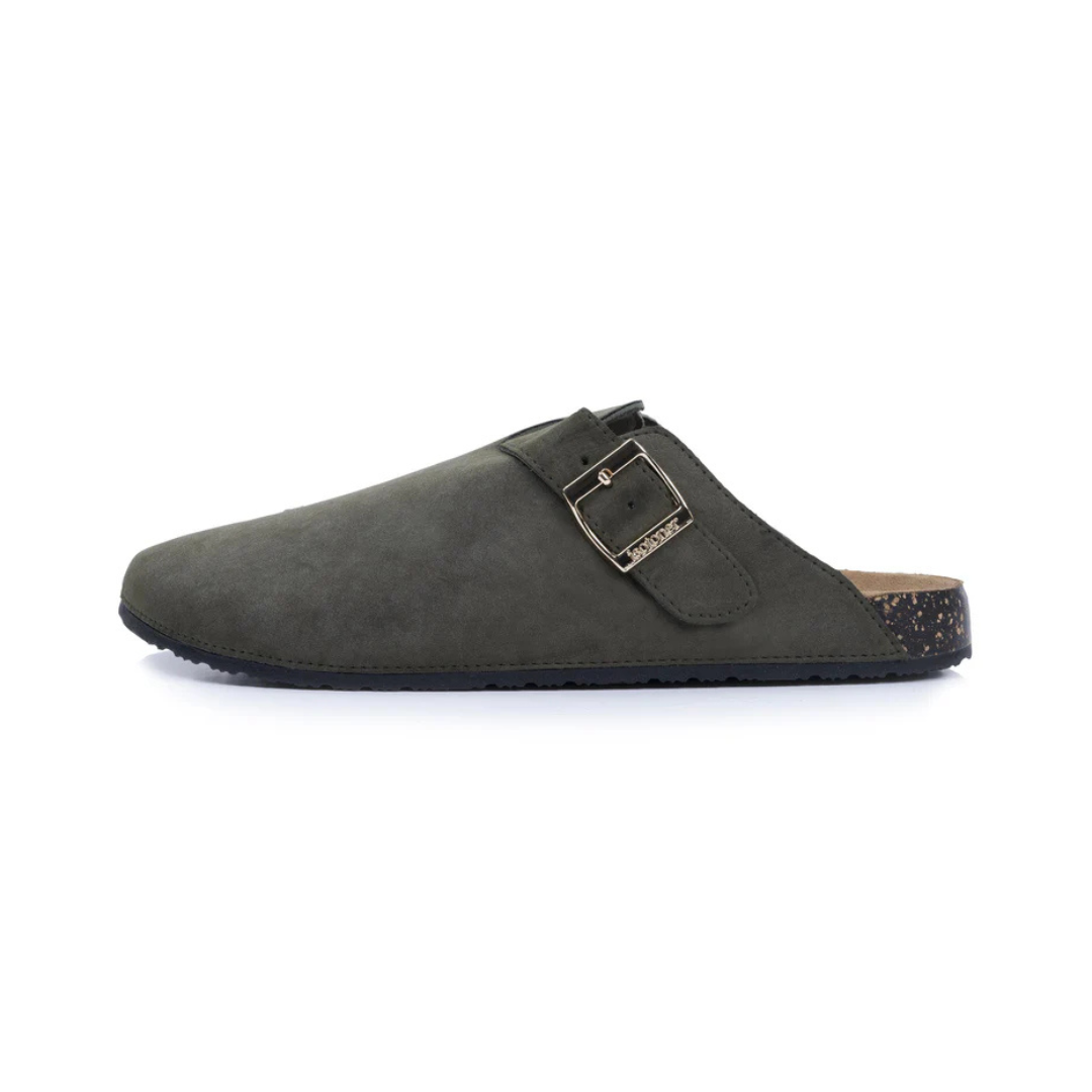 Estes chinelos estilo sabot combinam conforto e elegância, perfeitos para uso diário dentro de casa ou em momentos casuais.
Disponíveis em duas versões sofisticadas: um modelo em verde caqui com acabamento aveludado e fivela metálica dourada que oferece um toque de requinte, e um modelo em preto com detalhe de padrão leopardo que traz um estilo moderno e arrojado.
