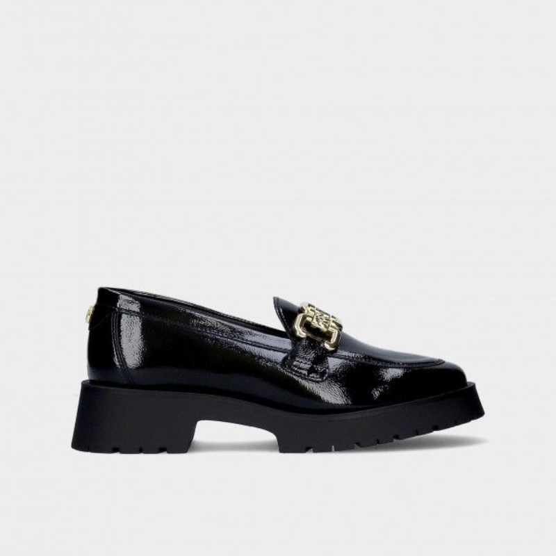 Este elegante sapato preto é a escolha perfeita para quem procura sofisticação e conforto.
Com acabamento em verniz, exibe um brilho discreto e moderno, complementado por uma corrente dourada na parte superior, conferindo um toque luxuoso ao design.