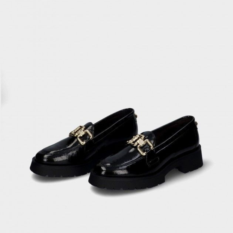 Este elegante sapato preto é a escolha perfeita para quem procura sofisticação e conforto.
Com acabamento em verniz, exibe um brilho discreto e moderno, complementado por uma corrente dourada na parte superior, conferindo um toque luxuoso ao design.