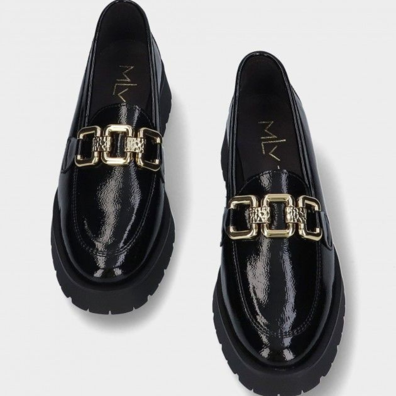 Este elegante sapato preto é a escolha perfeita para quem procura sofisticação e conforto.
Com acabamento em verniz, exibe um brilho discreto e moderno, complementado por uma corrente dourada na parte superior, conferindo um toque luxuoso ao design.