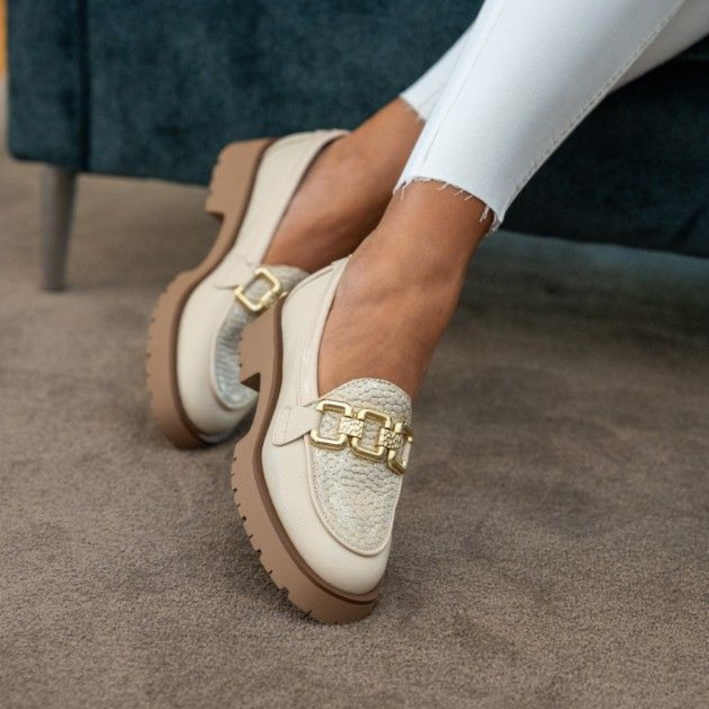 Este mocassim combina conforto e sofisticação num design moderno e versátil.
Com acabamento em tons claros, detalhes texturizados e um elegante adorno dourado, é ideal para completar looks casuais ou mais formais.