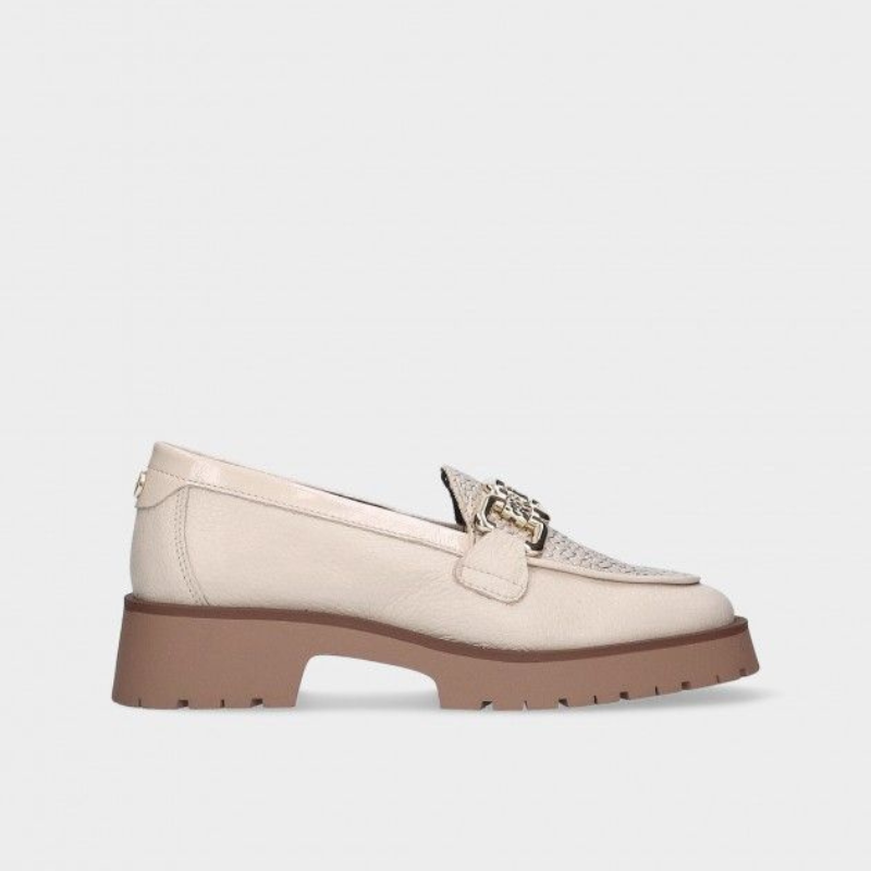 Este mocassim combina conforto e sofisticação num design moderno e versátil.
Com acabamento em tons claros, detalhes texturizados e um elegante adorno dourado, é ideal para completar looks casuais ou mais formais.