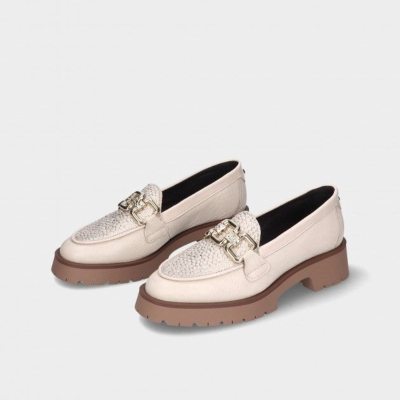 Este mocassim combina conforto e sofisticação num design moderno e versátil.
Com acabamento em tons claros, detalhes texturizados e um elegante adorno dourado, é ideal para completar looks casuais ou mais formais.
