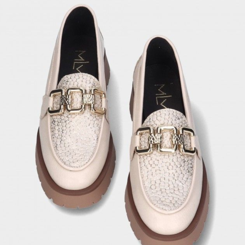 Este mocassim combina conforto e sofisticação num design moderno e versátil.
Com acabamento em tons claros, detalhes texturizados e um elegante adorno dourado, é ideal para completar looks casuais ou mais formais.