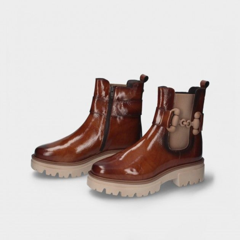 Estas botas Chelsea em verniz macio são uma escolha prática e elegante para enfrentar dias chuvosos. O design minimalista torna-as versáteis e adequadas para diversas ocasiões, enquanto o verniz proporciona resistência à água, mantendo seus pés secos e confortáveis. São ideais para mulheres que desejam um calçado que combine estilo e funcionalidade.