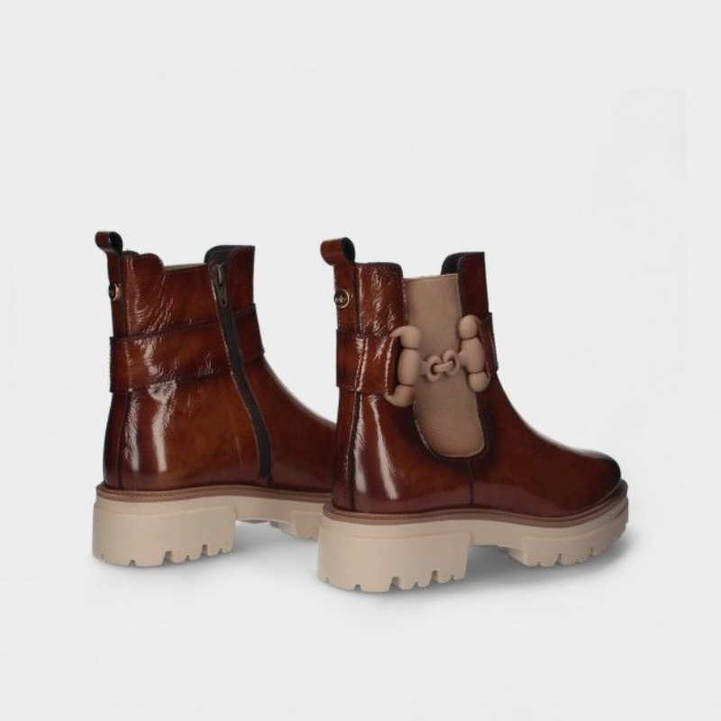 Estas botas Chelsea em verniz macio são uma escolha prática e elegante para enfrentar dias chuvosos. O design minimalista torna-as versáteis e adequadas para diversas ocasiões, enquanto o verniz proporciona resistência à água, mantendo seus pés secos e confortáveis. São ideais para mulheres que desejam um calçado que combine estilo e funcionalidade.
