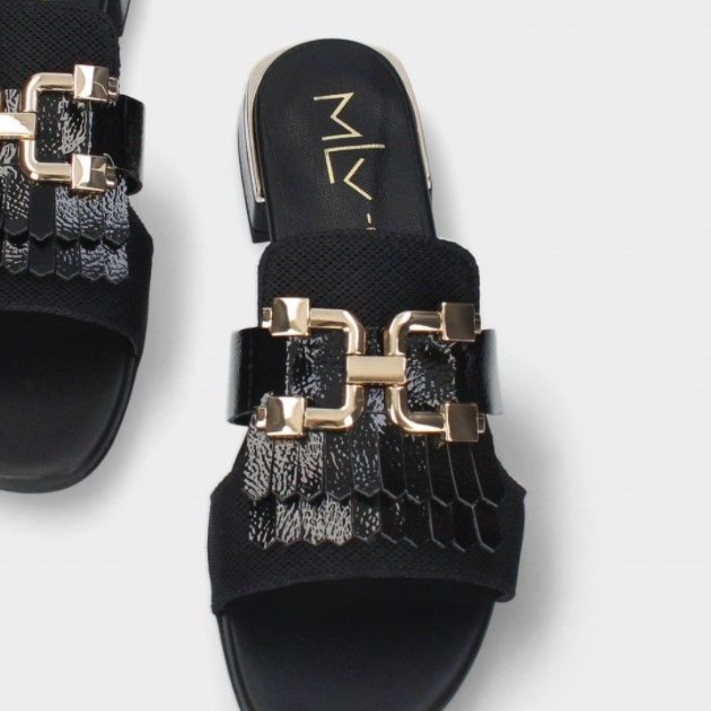 Este chinelo é uma peça irreverente e original, o complemento perfeito para o seu look casual chic. Combinando estilo único com conforto excepcional, este chinelo oferece o equilíbrio ideal entre moda e funcionalidade, garantindo que esteja sempre na moda com o máximo conforto. É extremamente versátil e pode ser facilmente combinado com uma variedade de looks, desde os mais descontraídos até os mais elegantes.