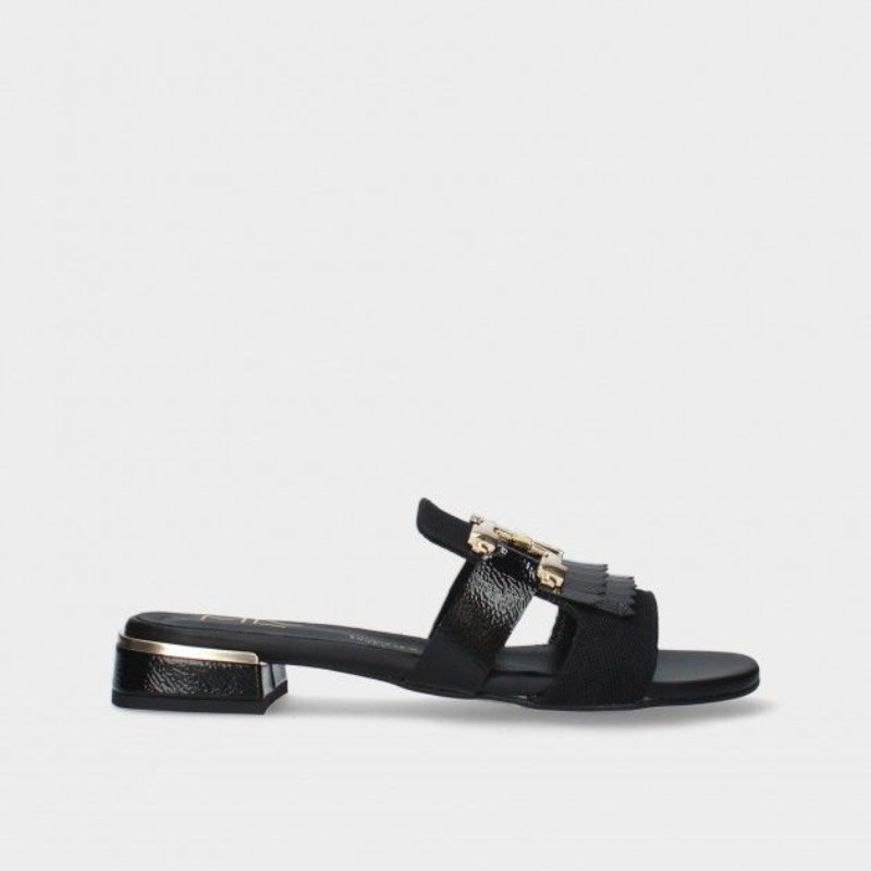 Este chinelo é uma peça irreverente e original, o complemento perfeito para o seu look casual chic. Combinando estilo único com conforto excepcional, este chinelo oferece o equilíbrio ideal entre moda e funcionalidade, garantindo que esteja sempre na moda com o máximo conforto. É extremamente versátil e pode ser facilmente combinado com uma variedade de looks, desde os mais descontraídos até os mais elegantes.