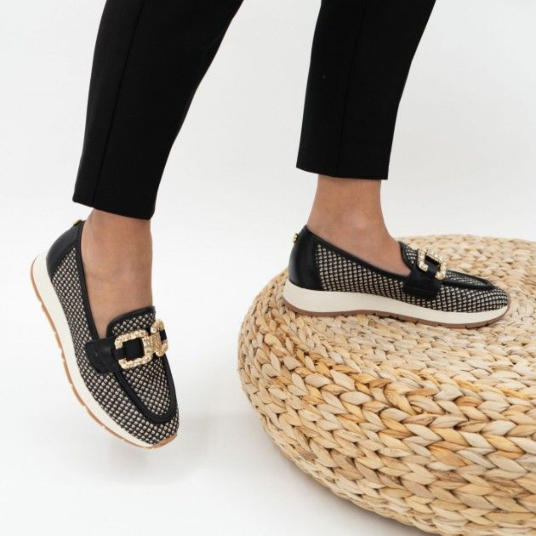 Este mocassim é a união perfeita entre elegância e conforto.
Com um design sofisticado, apresenta um cabedal vazado que proporciona leveza e ventilação aos pés, tornando-o ideal para diversas ocasiões. O detalhe da aplicação dourada adiciona um toque de luxo e modernidade ao modelo clássico.