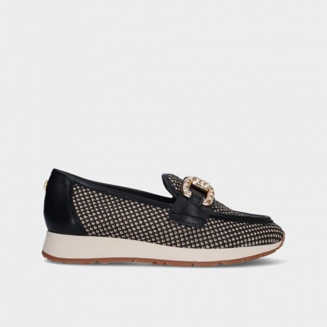 Este mocassim é a união perfeita entre elegância e conforto.
Com um design sofisticado, apresenta um cabedal vazado que proporciona leveza e ventilação aos pés, tornando-o ideal para diversas ocasiões. O detalhe da aplicação dourada adiciona um toque de luxo e modernidade ao modelo clássico.