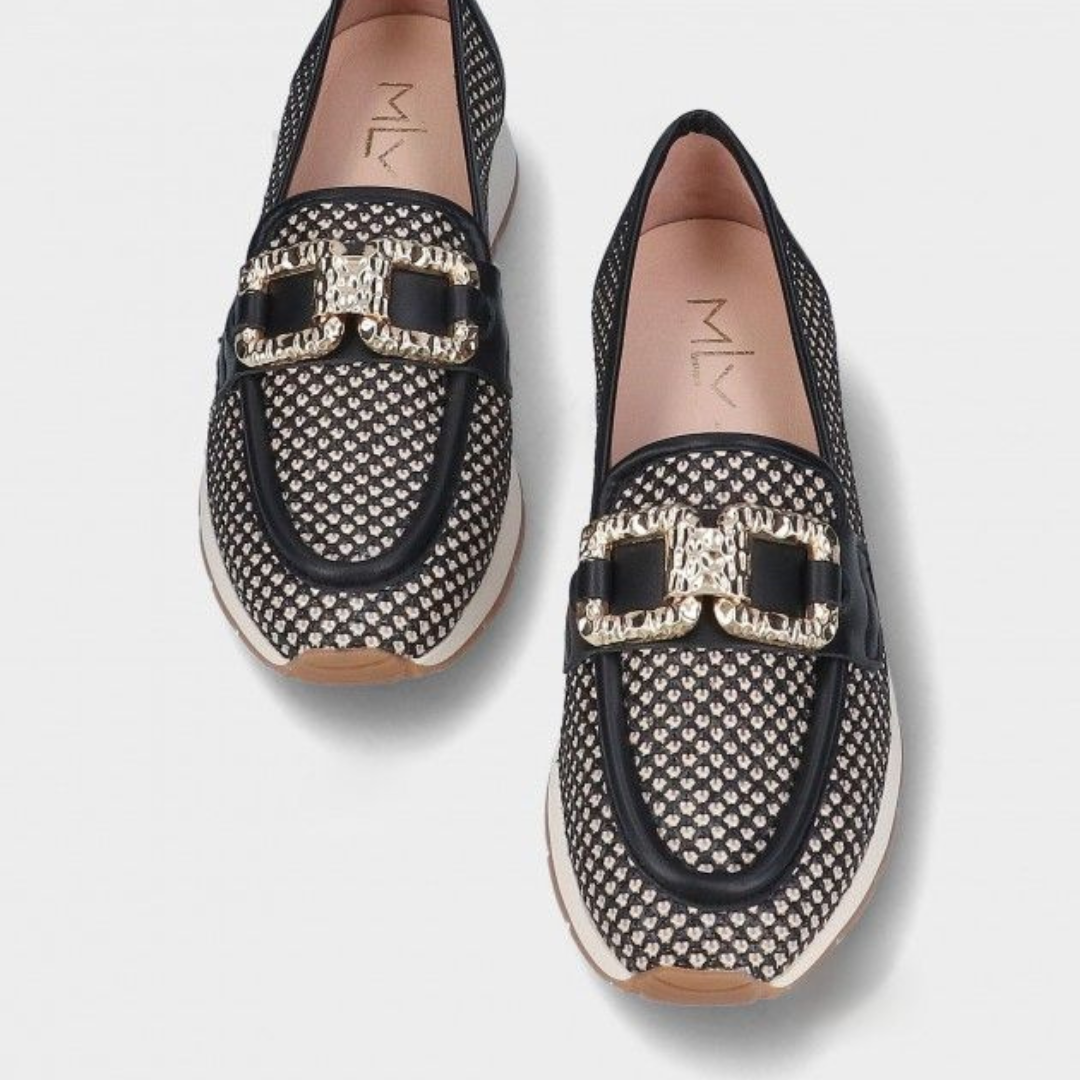 Este mocassim é a união perfeita entre elegância e conforto.
Com um design sofisticado, apresenta um cabedal vazado que proporciona leveza e ventilação aos pés, tornando-o ideal para diversas ocasiões. O detalhe da aplicação dourada adiciona um toque de luxo e modernidade ao modelo clássico.