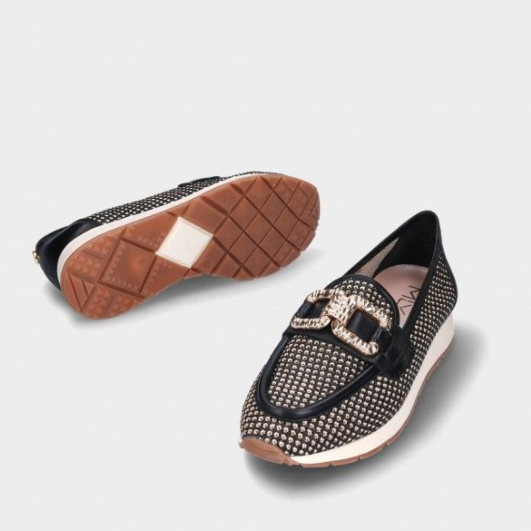Este mocassim é a união perfeita entre elegância e conforto.
Com um design sofisticado, apresenta um cabedal vazado que proporciona leveza e ventilação aos pés, tornando-o ideal para diversas ocasiões. O detalhe da aplicação dourada adiciona um toque de luxo e modernidade ao modelo clássico.