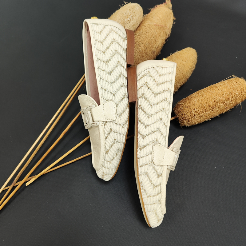 Adicione um toque de elegância casual aos seus passeios com este mocassim sofisticado e moderno. Fabricado com uma rede têxtil de alta qualidade, este mocassim proporciona respirabilidade e leveza, mantendo seus pés frescos e confortáveis durante todo o dia. A sola flexível oferece liberdade de movimento e conforto ao caminhar, adaptando-se naturalmente aos contornos dos seus pés.