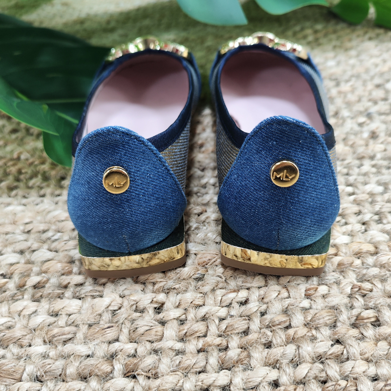 As Sabrinas Rute são uma fusão perfeita de estilo intemporal e conforto excepcional. Graças à sua palmilha de conforto e design ergonômico, esta sabrina proporciona conforto duradouro, permitindo que mantenha o seu estilo sem sacrificar o bem-estar dos seus pés. A combinação de cores ganga e dourado torna estas sabrinas incrivelmente versáteis, permitindo que as combine com uma variedade de looks, desde conjuntos casuais até looks mais formais.