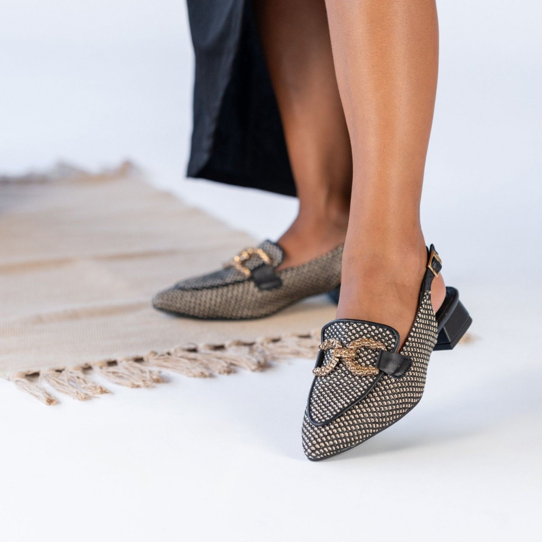 Esta sandália slingback é a escolha ideal para quem gosta de sofisticação e conforto no dia a dia.
Com um design moderno e elegante, apresenta um cabedal vazado que garante leveza e um toque de exclusividade ao visual. O fecho com tira ajustável no calcanhar proporciona um ajuste perfeito aos pés, enquanto o salto baixo adiciona estabilidade sem esquecer o estilo.
