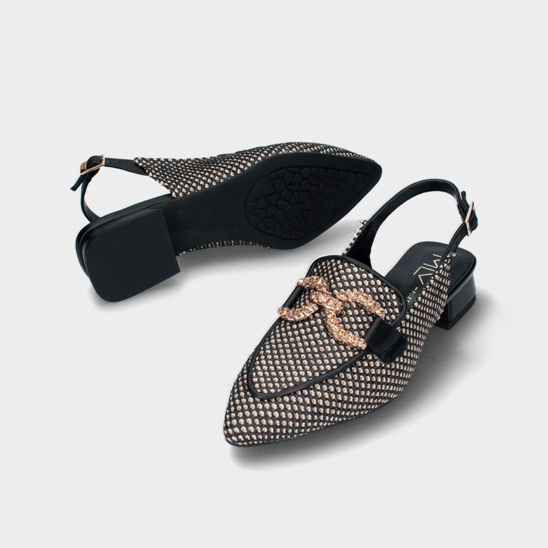 Esta sandália slingback é a escolha ideal para quem gosta de sofisticação e conforto no dia a dia.
Com um design moderno e elegante, apresenta um cabedal vazado que garante leveza e um toque de exclusividade ao visual. O fecho com tira ajustável no calcanhar proporciona um ajuste perfeito aos pés, enquanto o salto baixo adiciona estabilidade sem esquecer o estilo.