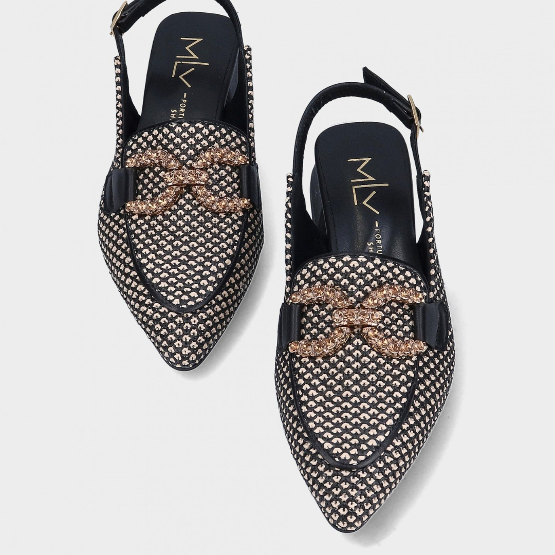 Esta sandália slingback é a escolha ideal para quem gosta de sofisticação e conforto no dia a dia.
Com um design moderno e elegante, apresenta um cabedal vazado que garante leveza e um toque de exclusividade ao visual. O fecho com tira ajustável no calcanhar proporciona um ajuste perfeito aos pés, enquanto o salto baixo adiciona estabilidade sem esquecer o estilo.